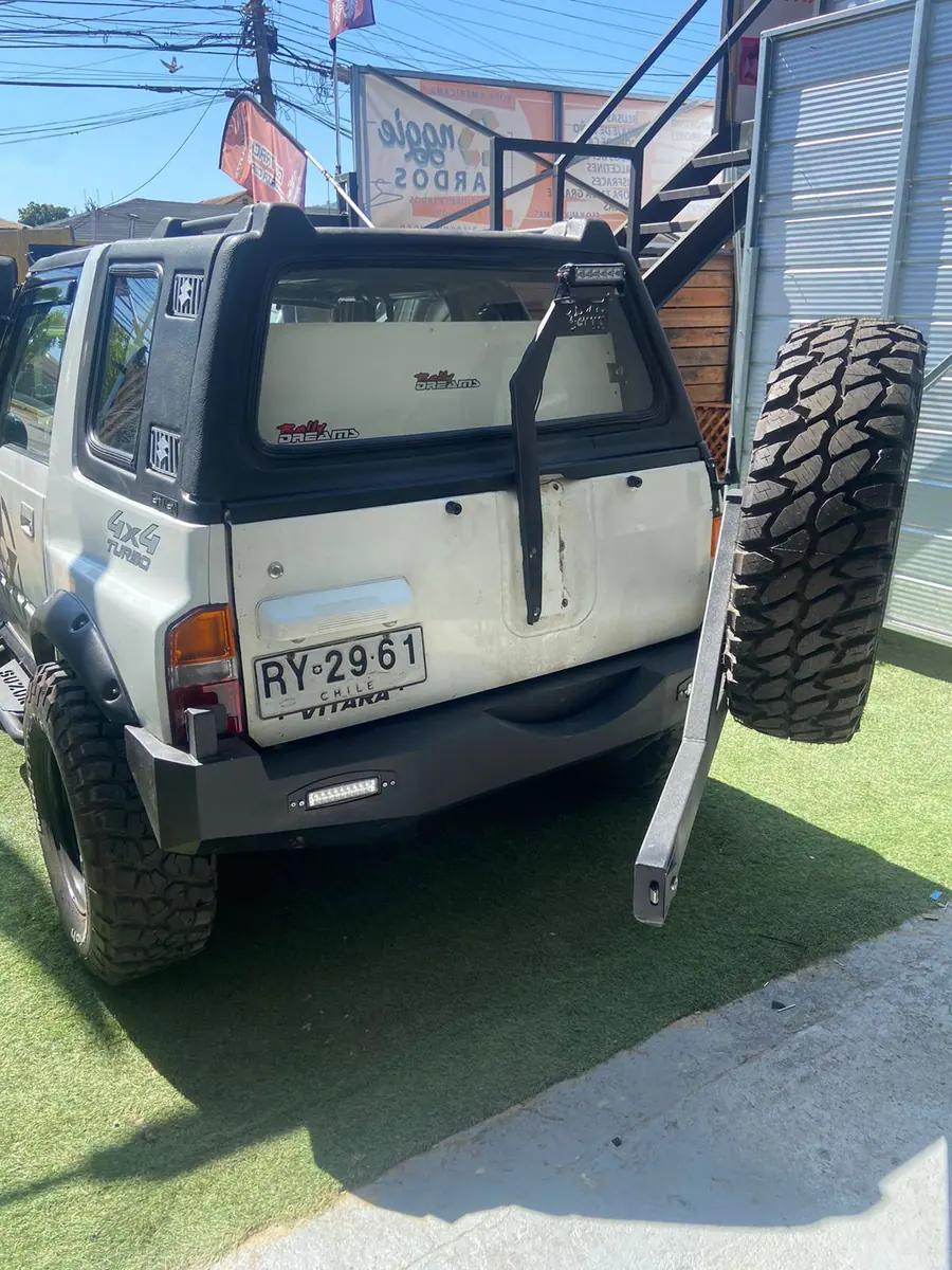 Parachoque trasero Vitara 1G con porta neumático — Suzuki · Vitara 1G · 1988–1998