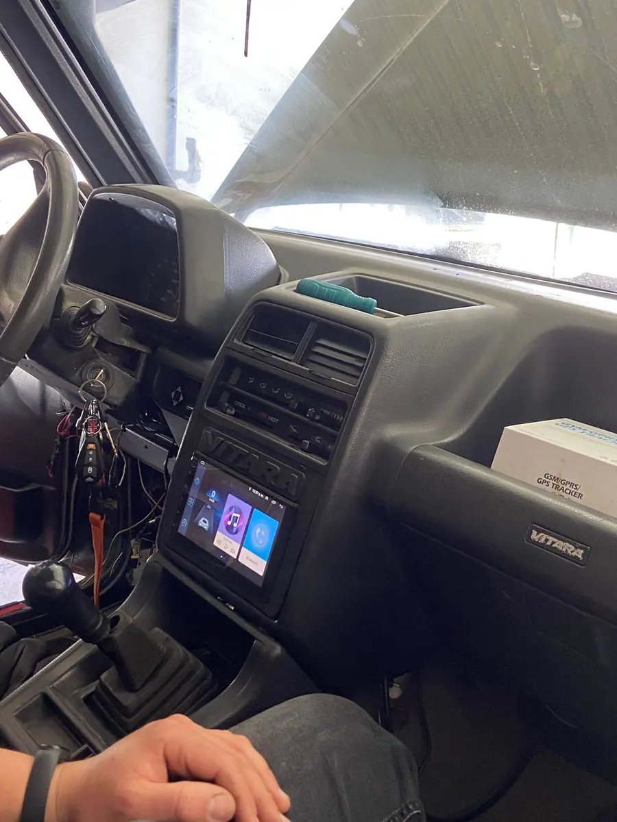 Bisel adaptador de radio 7″ Suzuki Vitara 1G